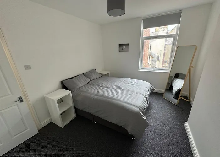 Theo Apartment 150 Meters From The Winter Gardens Large Groups Welcome